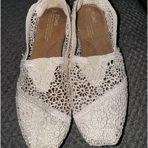 Tom’s shoes white lace
